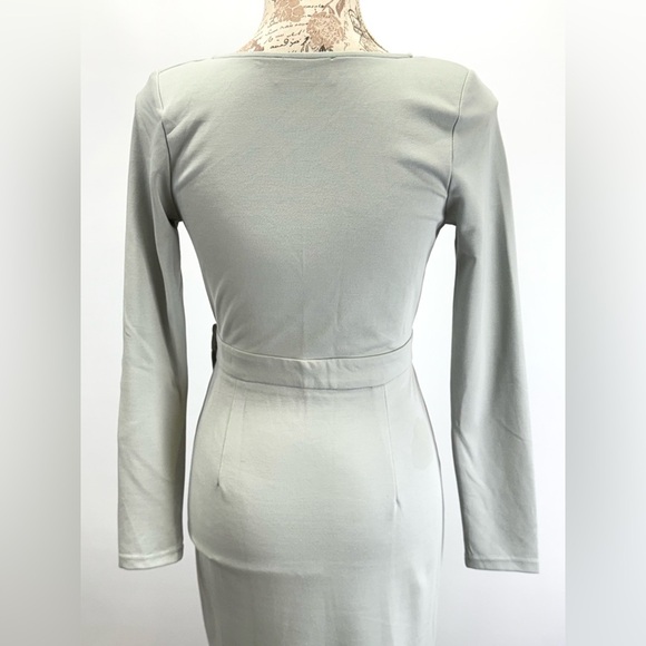 Kittenish Green Long Sleeve V-Neck Sheath Dress - Picture 4 of 15